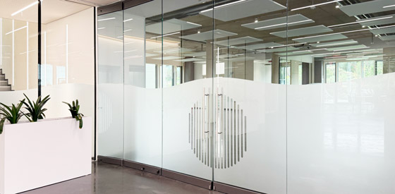 LED-Lichtwerbeanlagen und Mehr für den neuen Firmensitz des Büromöbelherstellers Hammerbacher in Neumarkt in der Oberpfalz