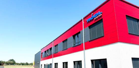 LED-Werbeanlagen und Metallfassade für RÖDL energie