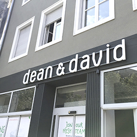 Neuer Außenwerbeauftritt für Gastro-Filialisten dean & david in Schweinfurt